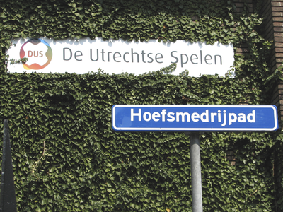 908061 Afbeelding van het foutief gespelde straatnaambord 'Hoefsmedrijpad' bij het Anatomiegebouw ((Bekkerstraat 141) ...